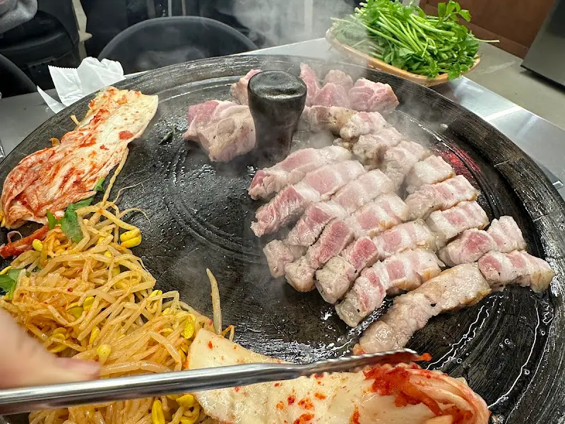 미나리, 김치와 함께 구워지는 삼겹살