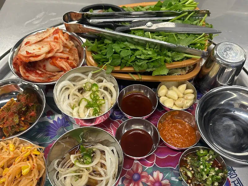 다양한 소스와 곁들임 채소