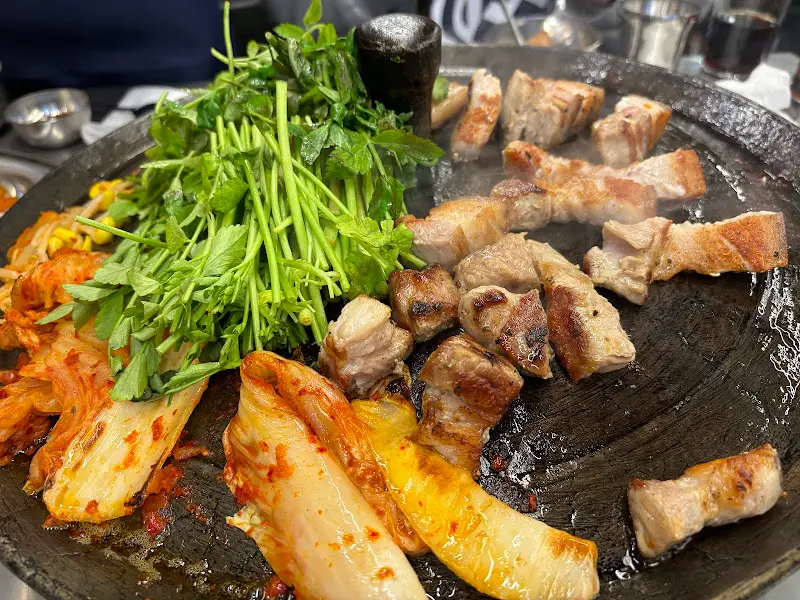 미나리와 함께 구워진 삼겹살