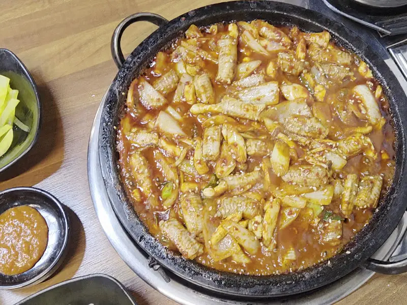 돌판 위에서 지글지글 끓고 있는 꼼장어