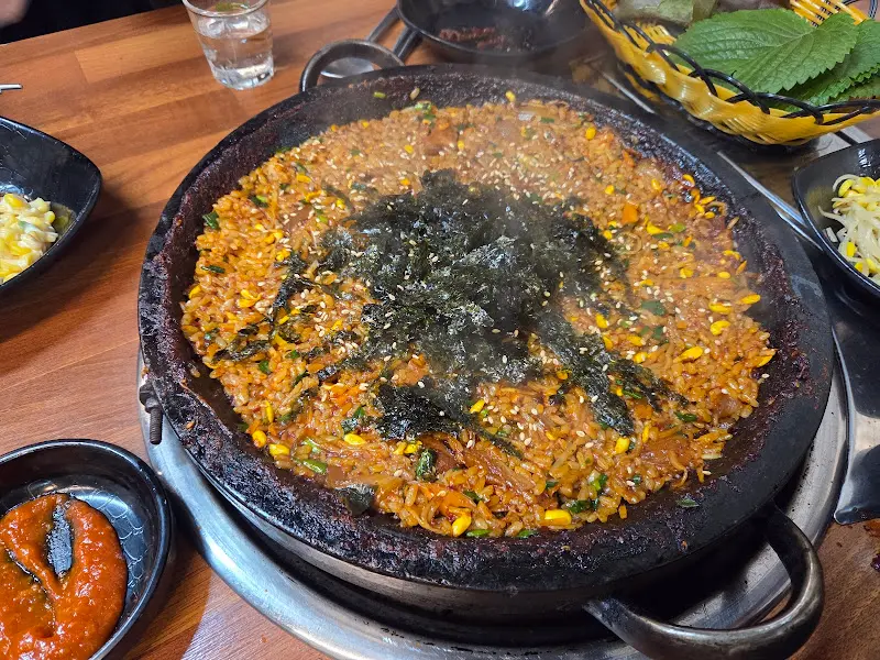 김가루가 듬뿍 뿌려진 볶음밥