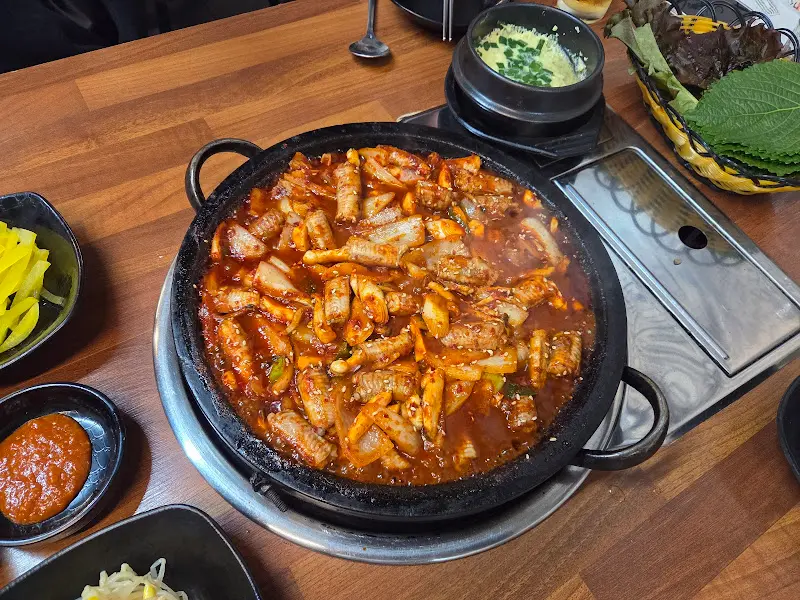 돌판 위에 놓인 꼼장어 한 상 차림