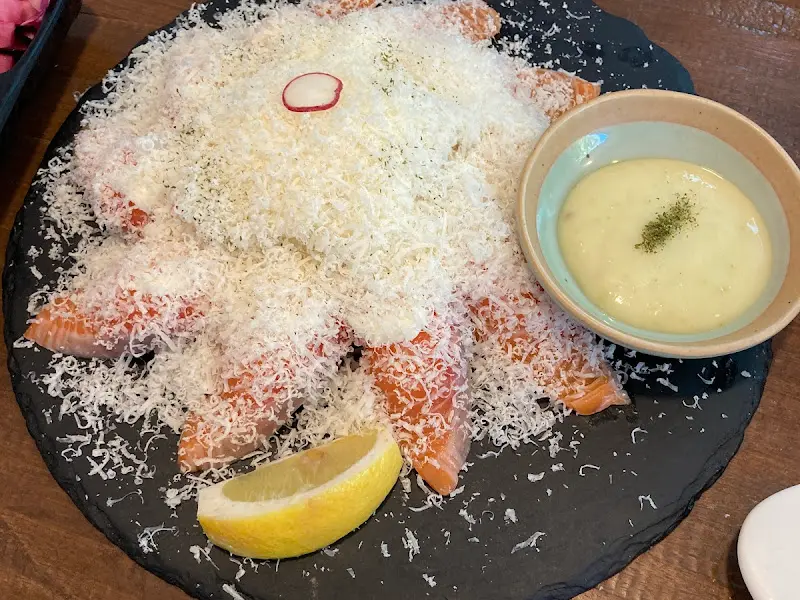 눈꽃처럼 치즈가 뿌려진 눈꽃연어