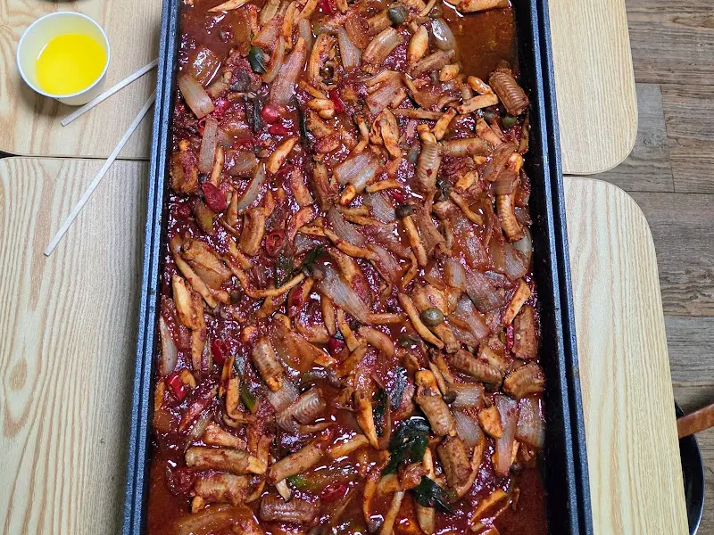 돌판에 가득 담긴 꼼장어