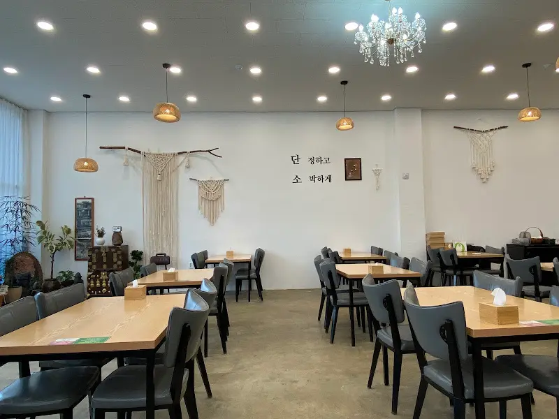 넓고 깔끔한 매장 내부