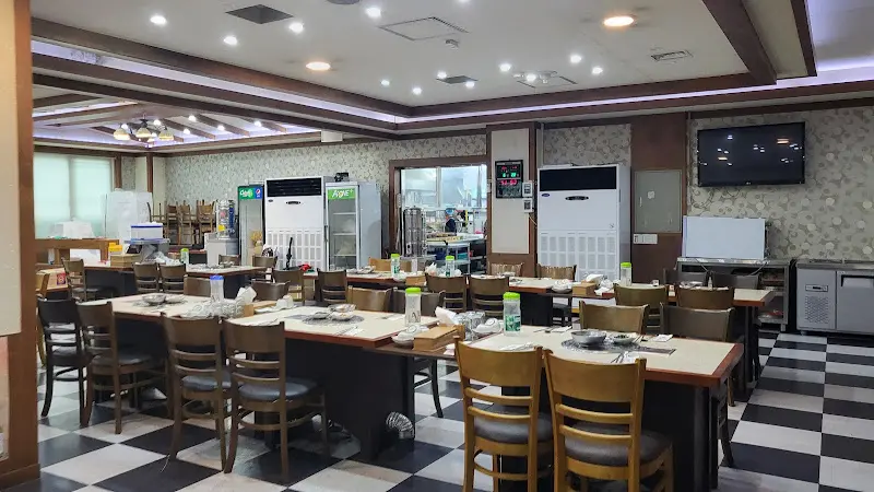 테이블 간 간격이 넓어 편안한 식사가 가능합니다.