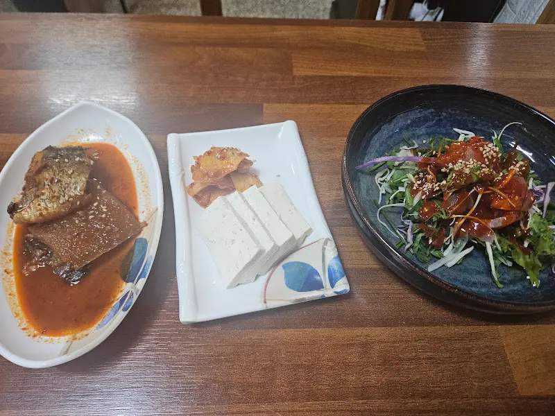 회와 함께 제공되는 다양한 곁들임 메뉴