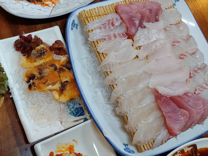 신선한 회 한 상 차림