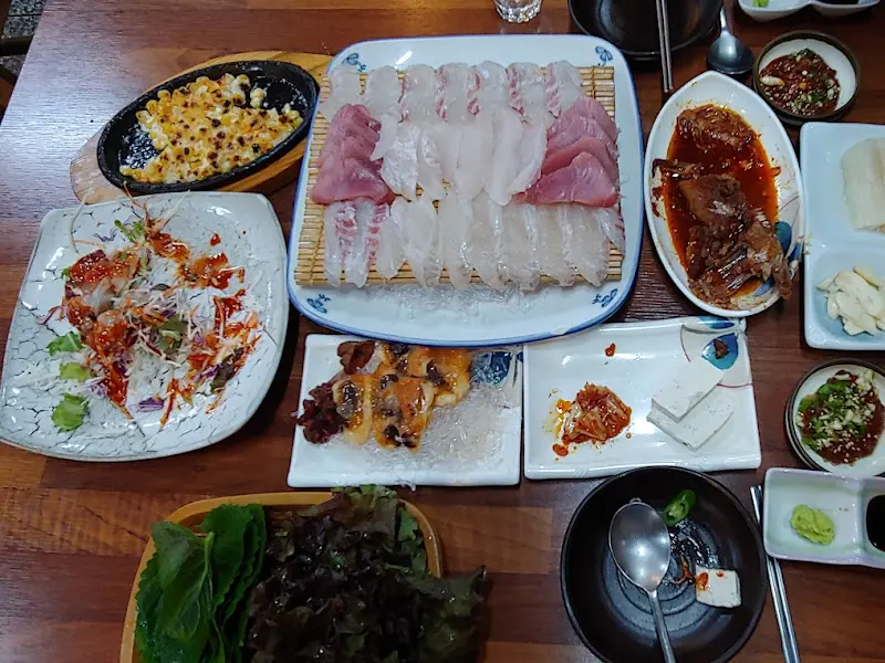 푸짐한 한 상 가득 차려진 회와 곁들임 메뉴