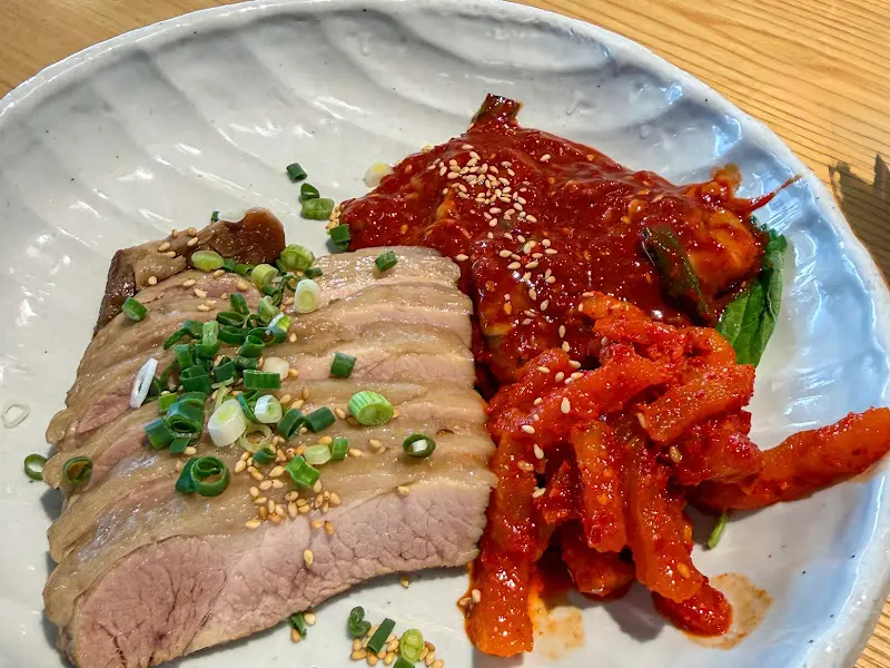 윤기 좔좔 보쌈과 매콤한 무침회