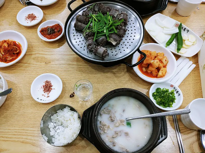 수육과 국밥 한 상 차림