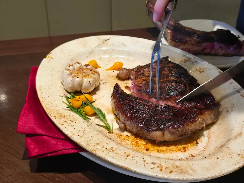 스테이크를 써는 모습