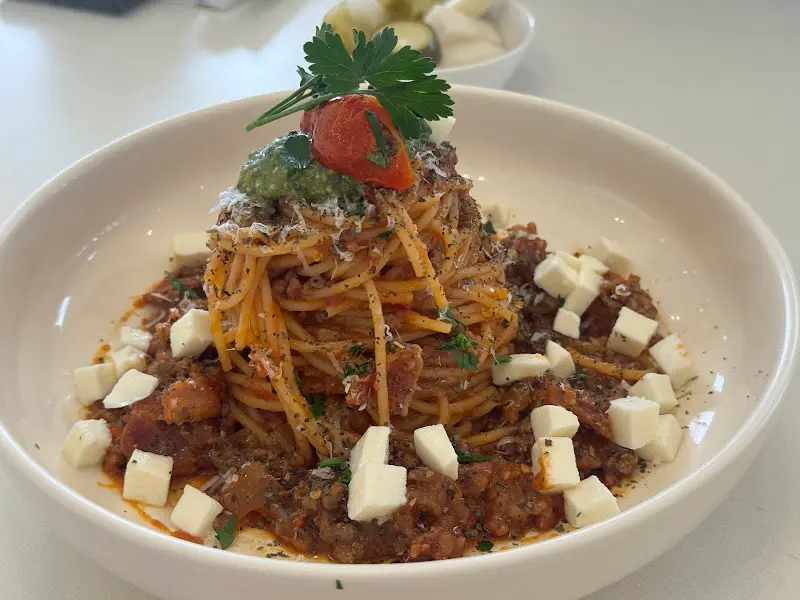 큐브 치즈가 올라간 라구 파스타