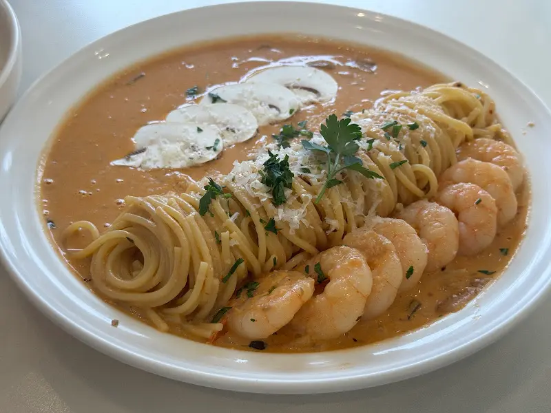 새우와 버섯, 파스타가 담긴 접시