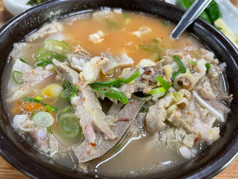 푸짐한 돼지 내장과 고기가 들어있는 섞어국밥