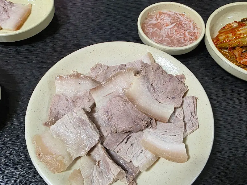 윤기가 흐르는 수육