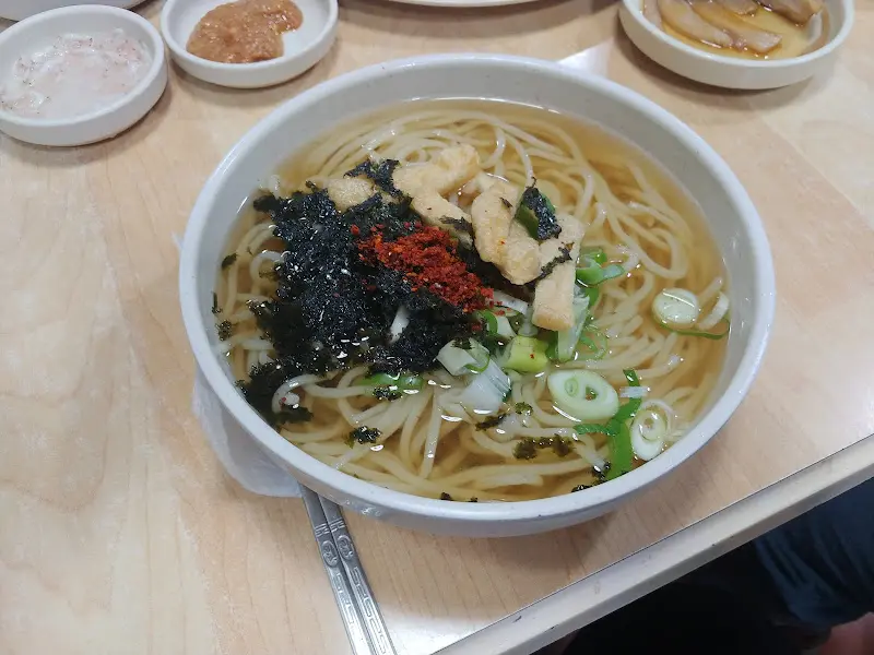 고춧가루를 팍팍 뿌린 가락국수