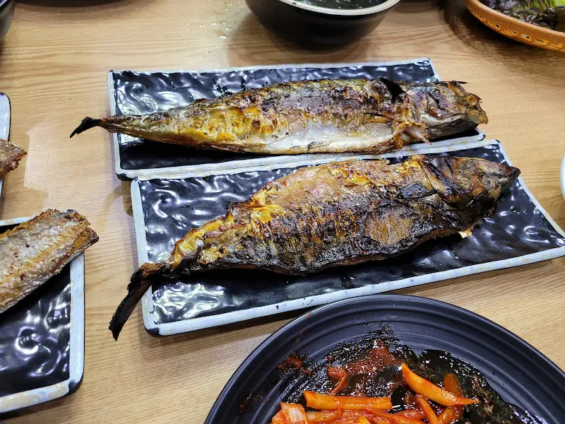 윤기가 흐르는 고등어 구이