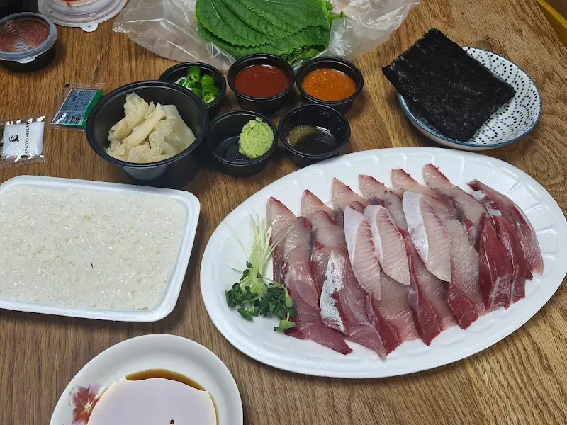 가지런히 놓인 초밥 한 상