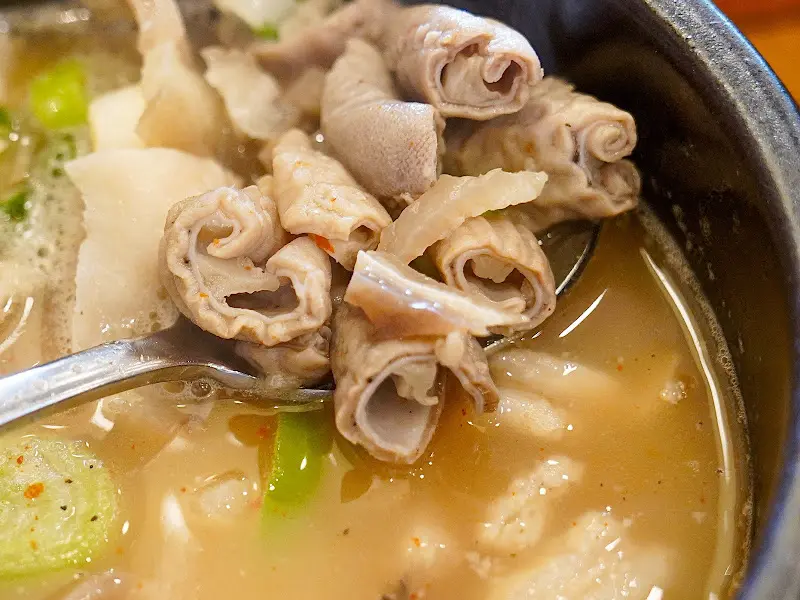 숟가락 위에 올려진 건봉국밥 속 내장