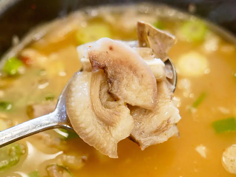 숟가락 위에 올려진 머릿고기