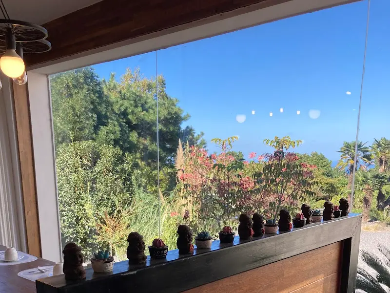 통유리창으로 보이는 아름다운 풍경