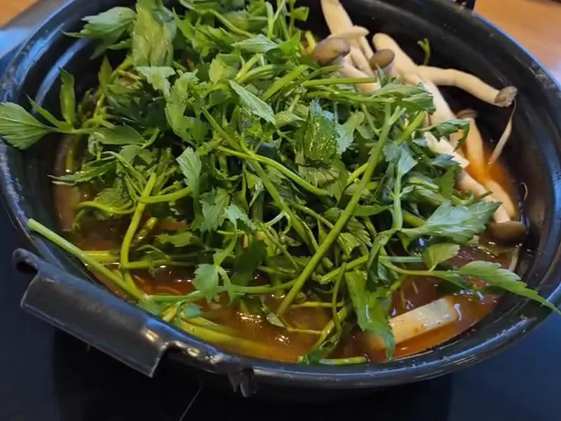 미나리, 숙주, 버섯이 가득한 얼큰 샤브샤브