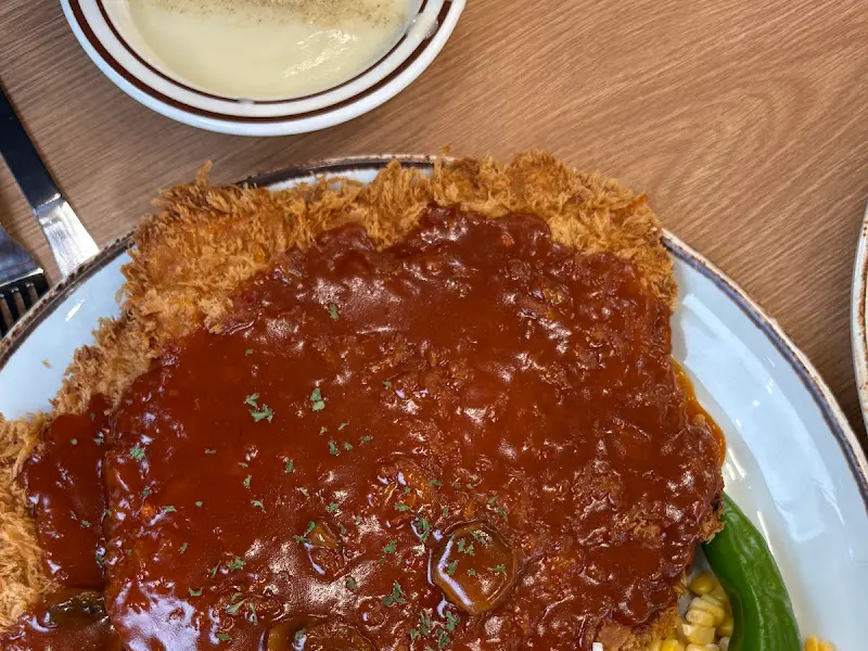 소스가 듬뿍 뿌려진 돈까스