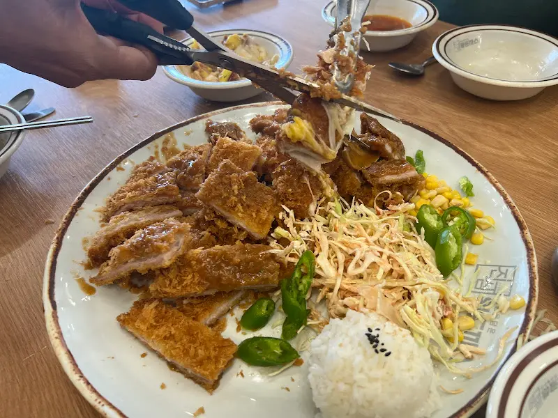 돈까스를 자르는 모습