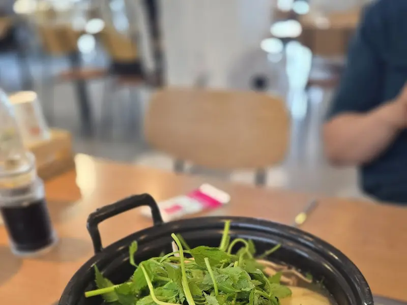 테이블 위에 놓인 샤브샤브 냄비