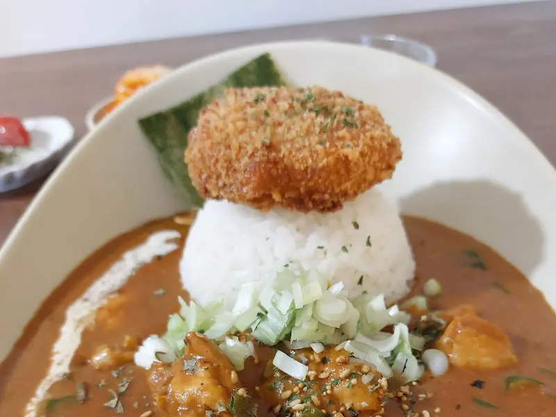 카레 위에 얹어진 튀김의 모습