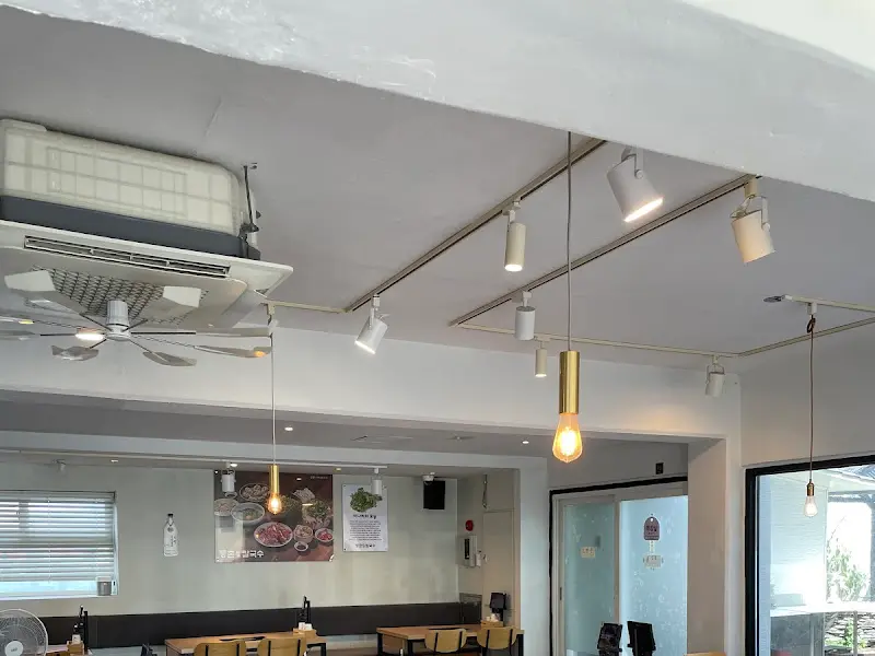매장 내부 천장 조명