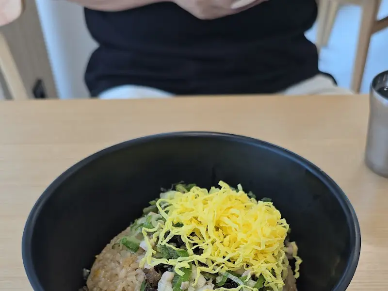 검은색 그릇에 담긴 삼선볶음밥의 모습이 정갈하다.