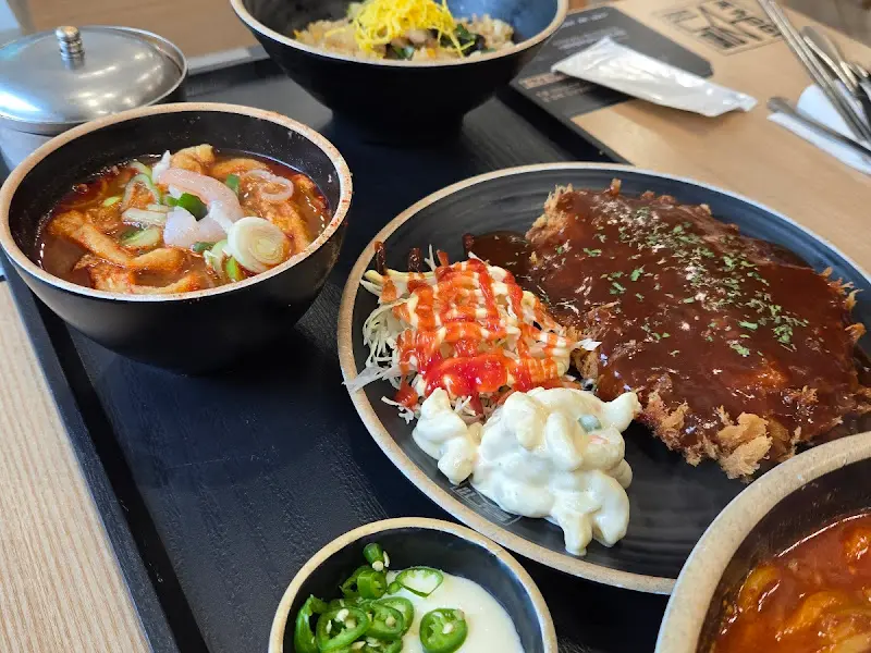 쟁반 위에 가지런히 놓인 삼선볶음밥, 돈까스, 국물의 모습