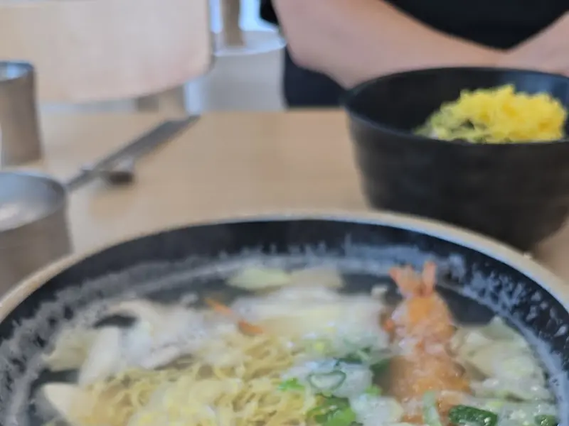 테이블 위에 놓인 삼선볶음밥과 돈까스