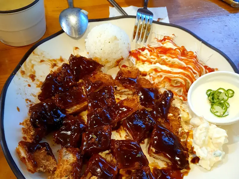 돈까스, 밥, 샐러드가 한 접시에 담겨 있는 모습