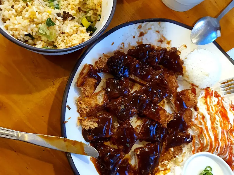 돈까스와 볶음밥이 함께 놓여있는 테이블 전경