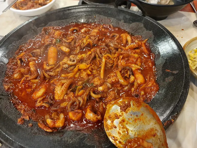 뜨겁게 끓고 있는 낙지볶음