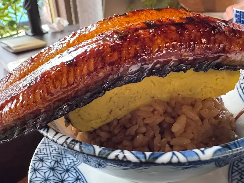 밥 위에 얹어진 두툼한 계란말이