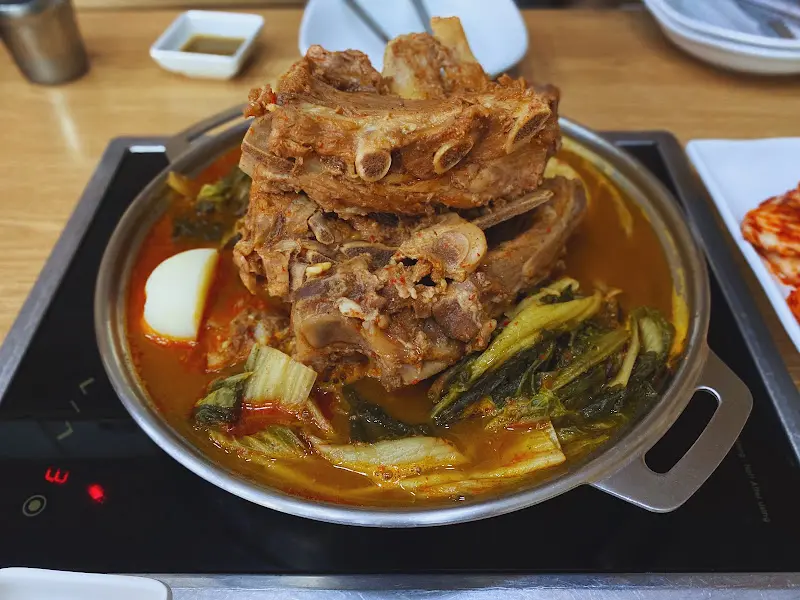 산처럼 쌓인 뼈다귀