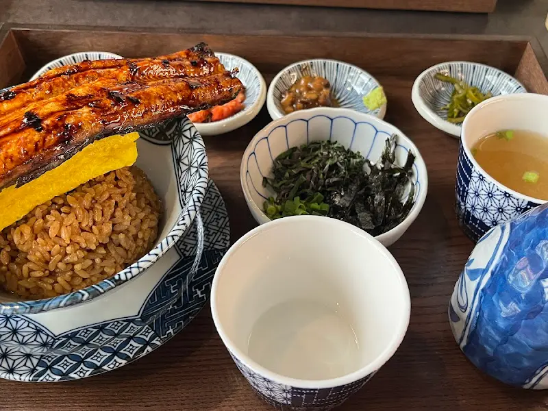 장어와 밥, 그리고 다양한 곁들임 반찬들