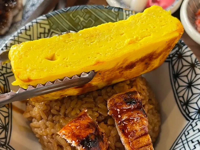 밥 위에 얹어진 계란말이