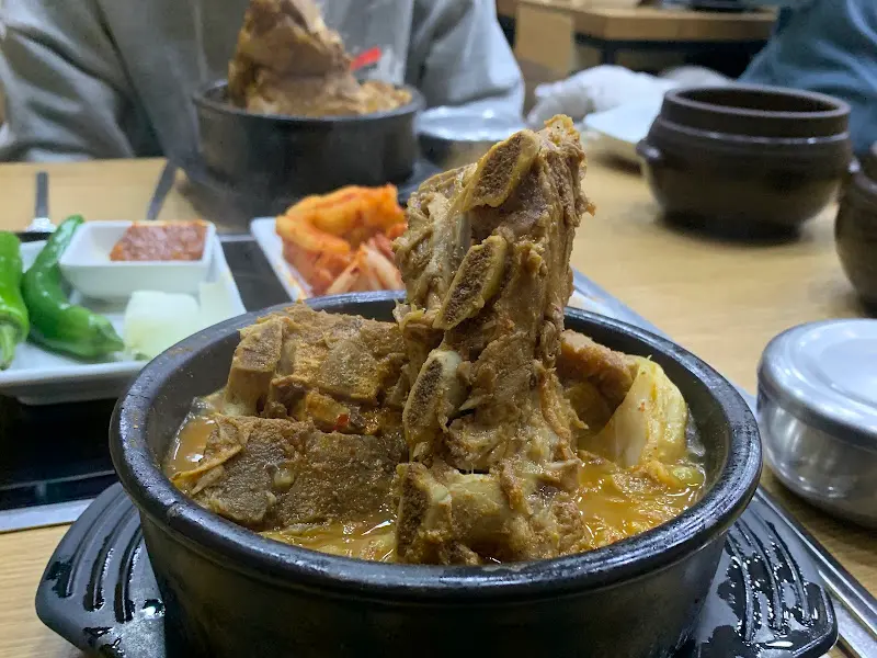 뼈해장국에 쌓인 뼈