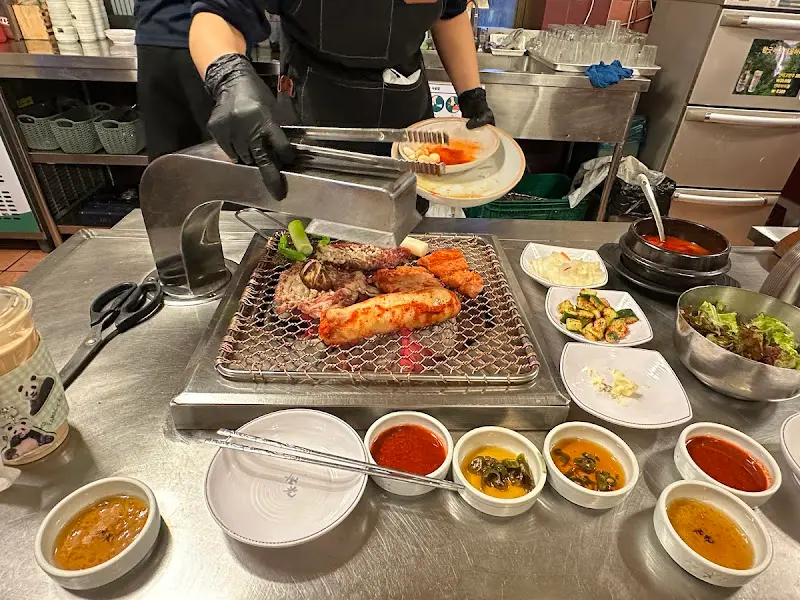 다양한 밑반찬과 함께 세팅된 테이블