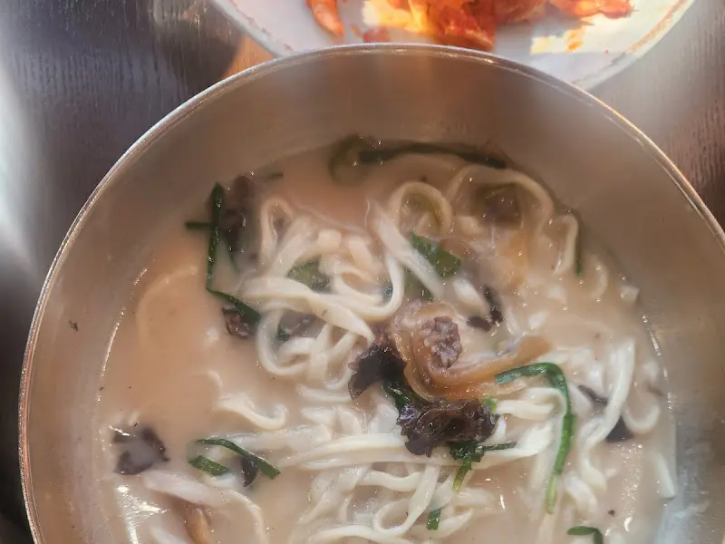 뽀얀 사골 국물이 인상적인 칼국수