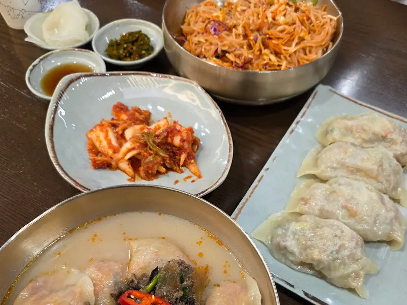 칼국수와 김치만두가 함께 놓인 모습
