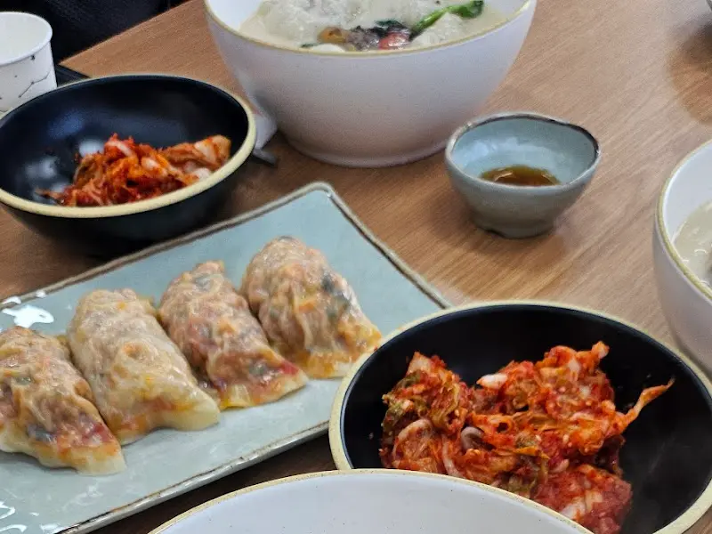 만두와 김치가 놓인 테이블