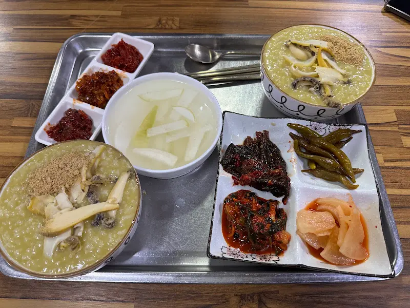 푸짐한 전복죽 한 상 차림