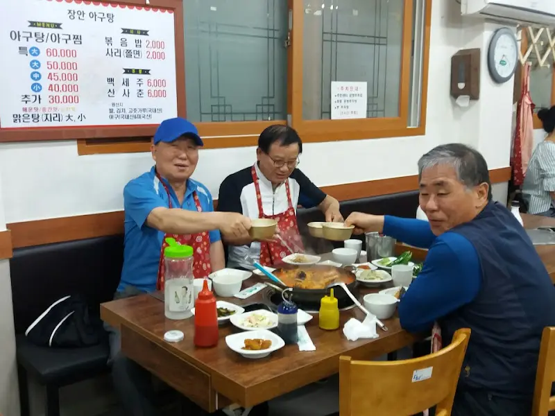 정갈하게 차려진 밑반찬과 메뉴판