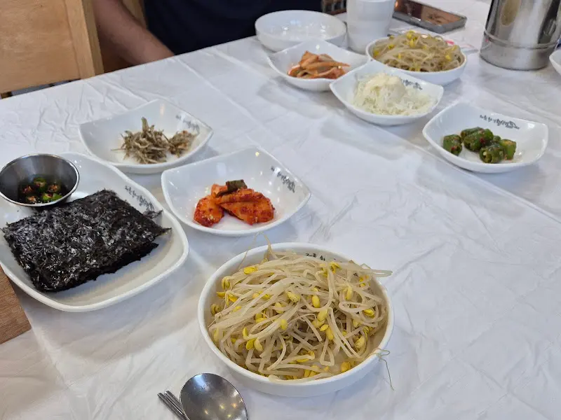 정갈하게 담긴 밑반찬